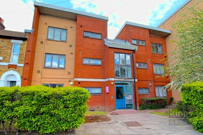 2 Bedroom Flat To Rent In Shillibeer Court, Edmonton N18