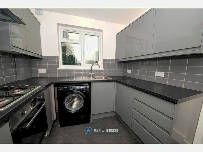 1 Bedroom Flat To Rent In Hughenden Road, High Wycombe, Bucks, HP13
