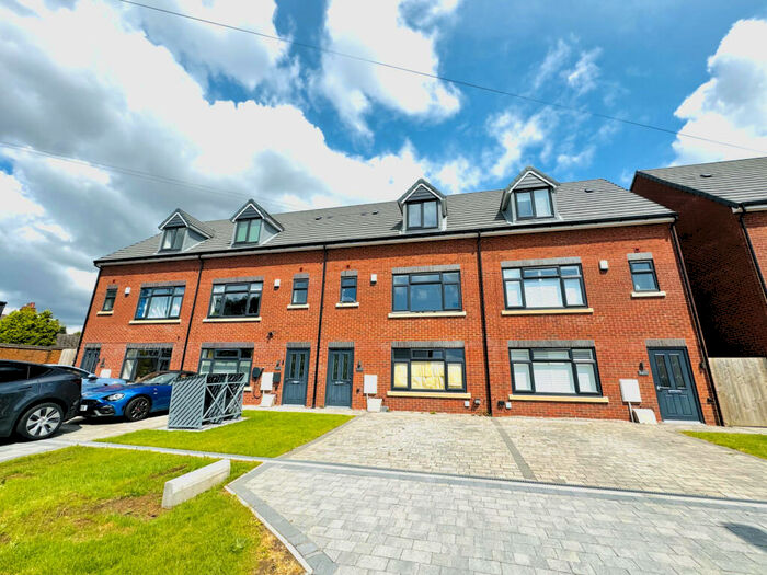 4 Bedroom Town House To Rent In Tennal Road, Birmingham, West Midlands, B32