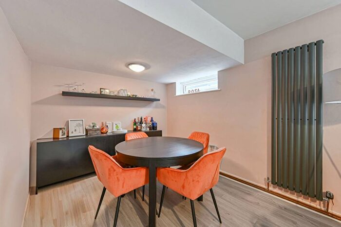 2 Bedroom Flat To Rent In Knollys Road, Streatham, London, SW16