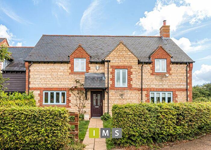 4 Bedroom Semi-Detached House To Rent In Park Farm Close, Bicester, OX25