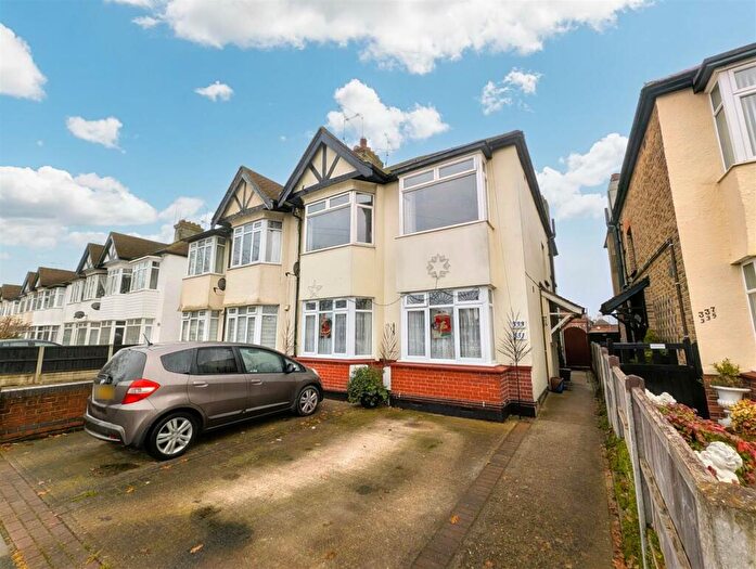 2 Bedroom Apartment To Rent In Bournemouth Park Road, Southend On Sea, Essex, SS2