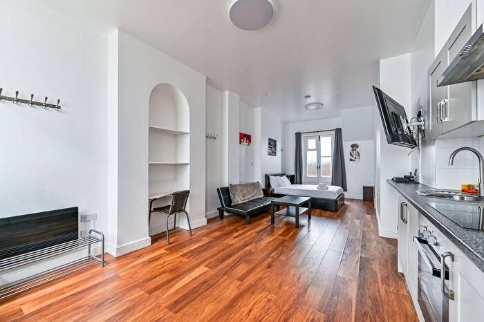 1 Bedroom Flat To Rent In Aubert Park, Highbury, London, N5