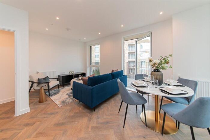 2 Bedroom Flat For Sale In The Ridgeway, Mill Hill, London, NW7
