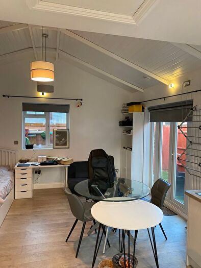 1 Bedroom Bungalow To Rent In Birchway, Hayes, UB3