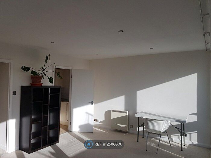 Studio To Rent In York House, Richmond, TW9