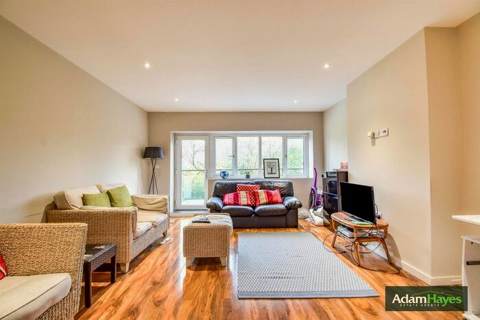 3 Bedroom Flat To Rent In Nether Street, West Finchley, N12