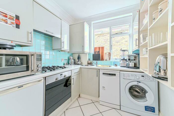 2 Bedroom Flat To Rent In Broomwood Road, Between The Commons, London, SW11