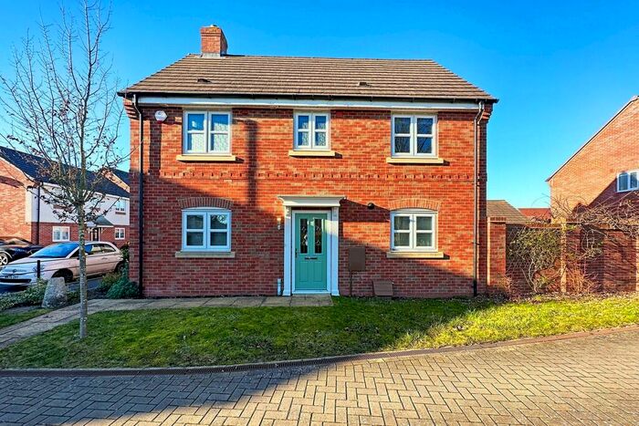 3 Bedroom Link Detached House To Rent In Wootton Close, Knowle, B93