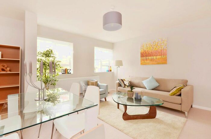 3 Bedroom Flat To Rent In Abbots Manor, Pimlico, London, SW1V