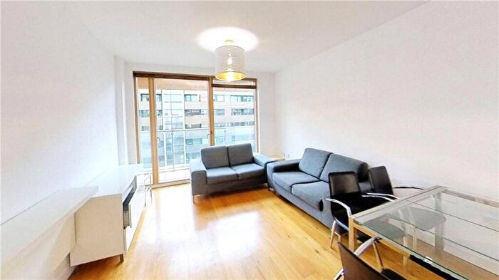 2 Bedroom Flat To Rent In Crampton Street, Elephant And Castle, London, SE17