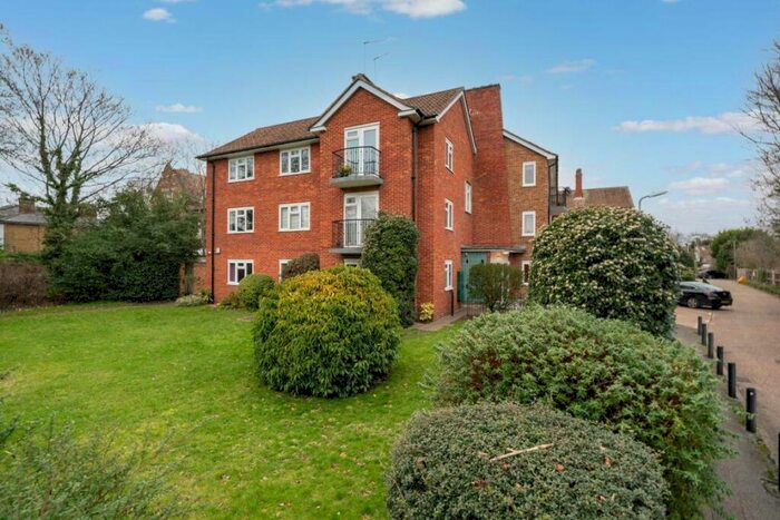 3 Bedroom Flat To Rent In Berrylands Road, Surbiton, KT5