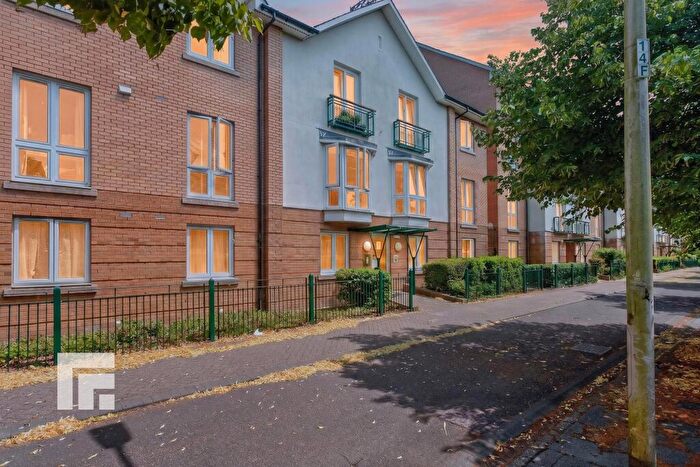 2 Bedroom Apartment For Sale In Vellacott Close, Cardiff, CF10