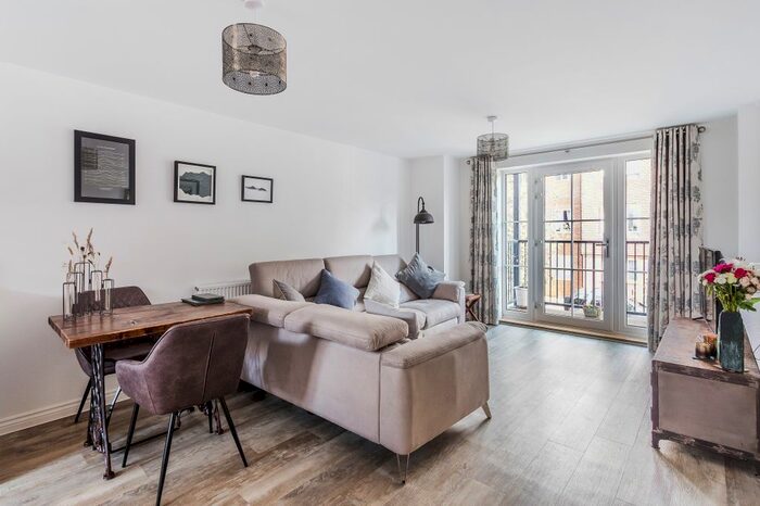 1 Bedroom Flat To Rent In Ref: Sm - Webber Street, Westvale, RH6