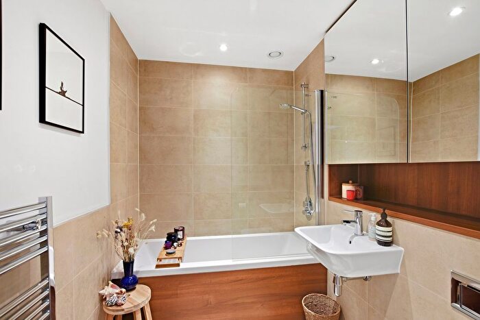 2 Bedroom Flat To Rent In Chichester Lodge, Peartree Way, Greenwich, London, SE10