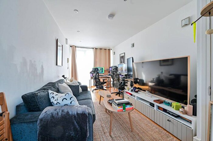2 Bedroom Flat To Rent In Draymans Mews, Peckham Rye, London, SE15