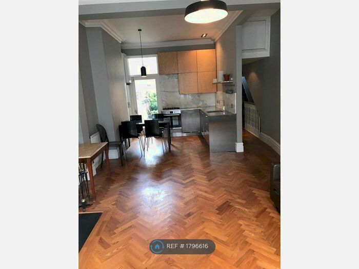2 Bedroom Flat To Rent In Sugden Road, London, SW11