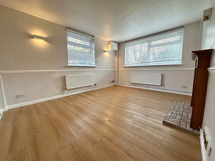 2 Bedroom Flat To Rent In Bromley Hill, Bromley, BR1