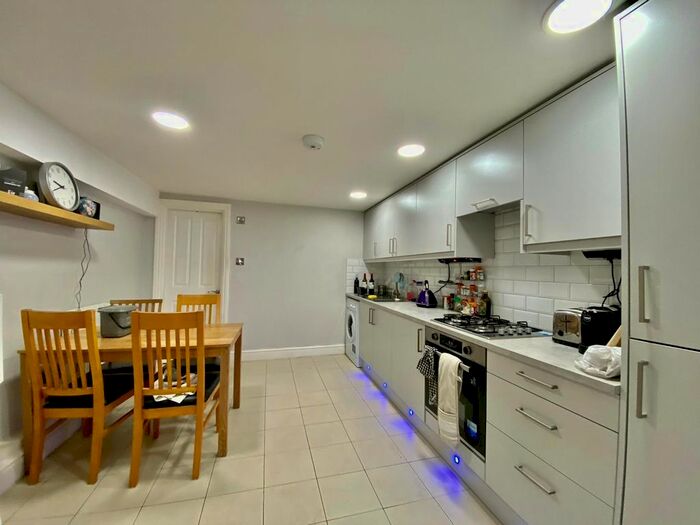 2 Bedroom Flat To Rent In Rita Road, Vauxhall, SW8