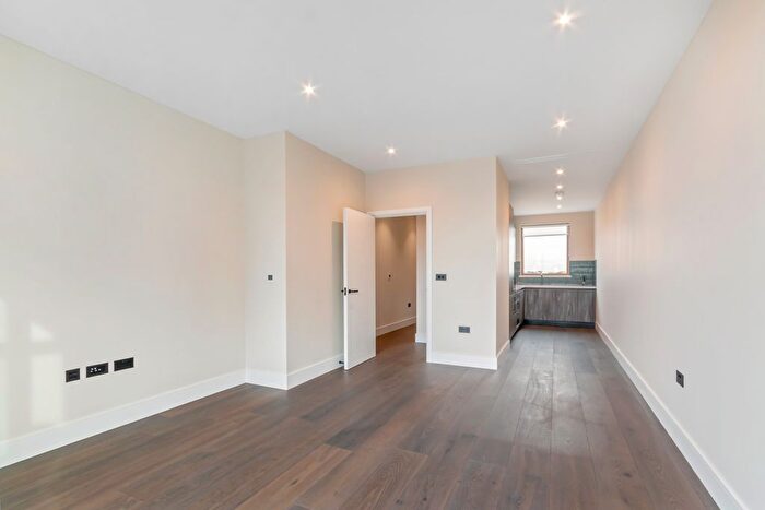 2 Bedroom Flat To Rent In Andrews Road, London, E8