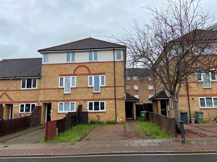 4 Bedroom End Of Terrace House For Sale In Grove Street, London, SE8