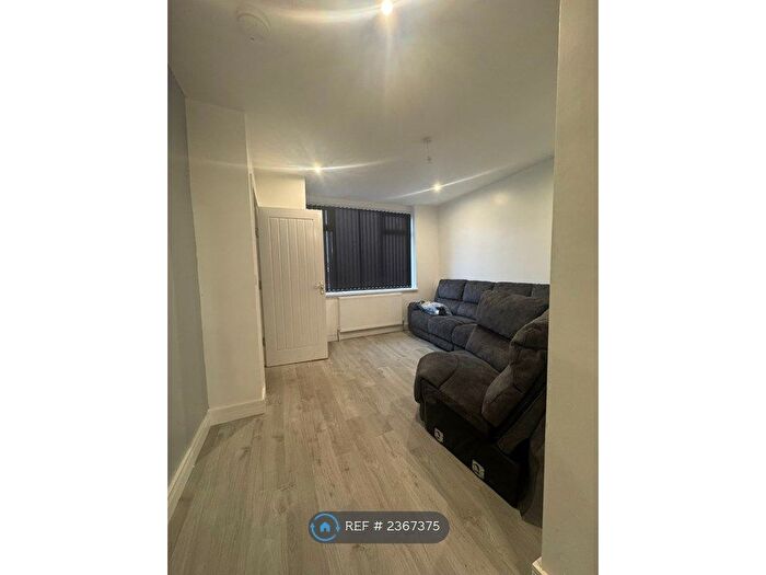 3 Bedroom Terraced House To Rent In Park View Avenue, Leeds, LS4