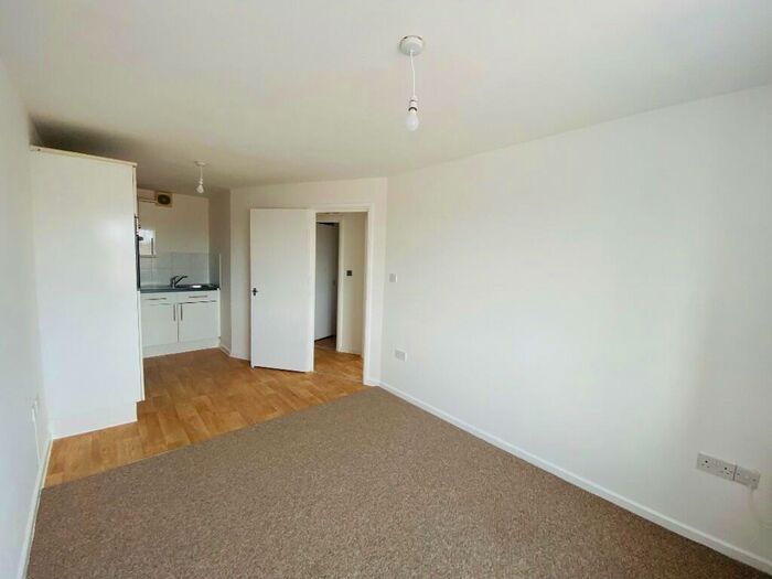 1 Bedroom Flat To Rent In Canal Walk, Portsmouth, Hampshire, PO1
