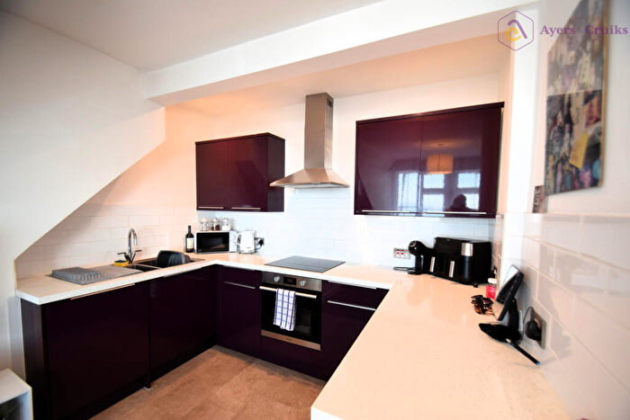 1 Bedroom Flat To Rent In Broadway, Leigh On Sea, Essex, SS9