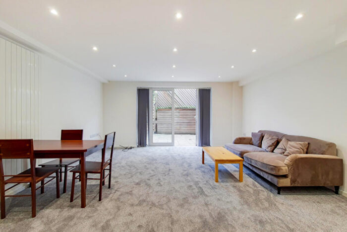 3 Bedroom Flat To Rent In Royal College Street, Camden, NW1