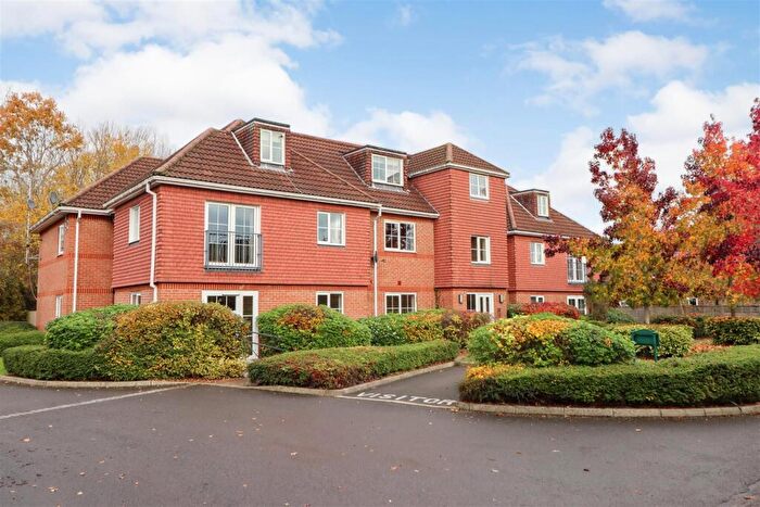 2 Bedroom Flat For Sale In Giblets Lane, Horsham, RH12