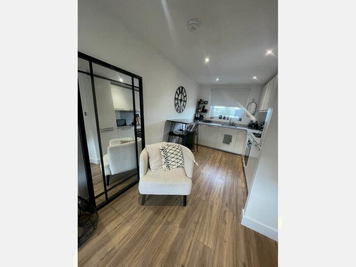 2 Bedroom Flat To Rent In Craigievar Square, Edinburgh, EH12