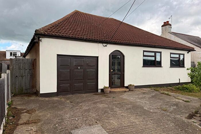 2 Bedroom Detached Bungalow For Sale In Queen Elizabeth Chase, Rochford, SS4