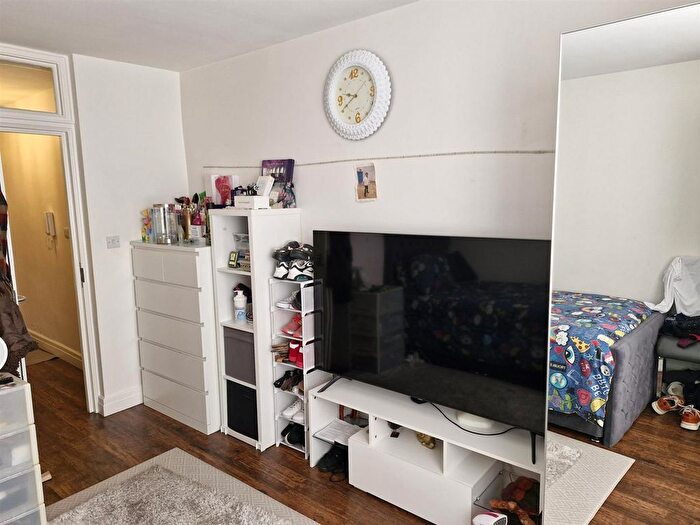 1 Bedroom Flat To Rent In Rock Street, London, N4