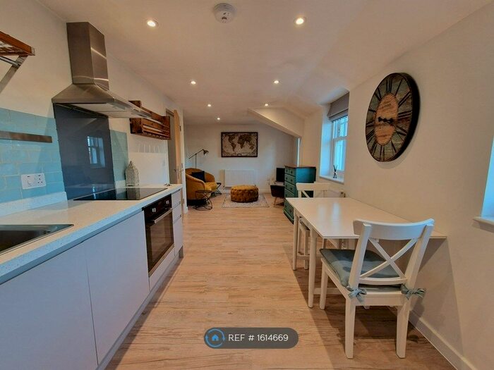 2 Bedroom Flat To Rent In St Mary's Row, Moseley, Birmingham, B13