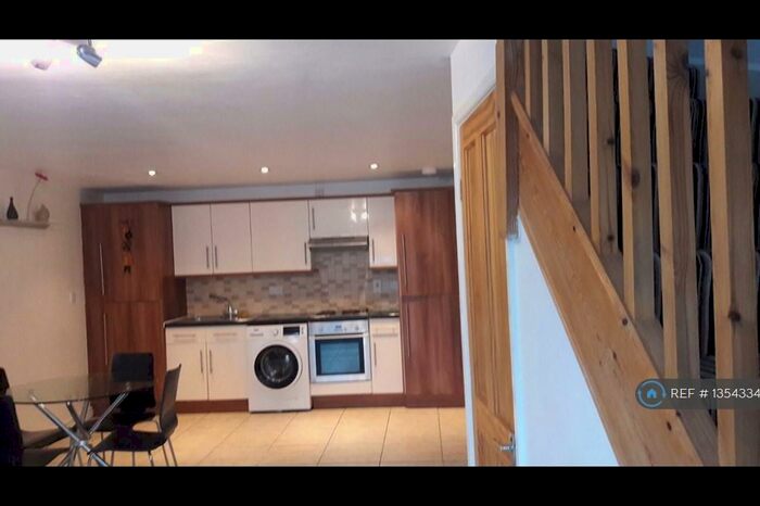 1 Bedroom Detached House To Rent In Neville Road, Chatham, ME4