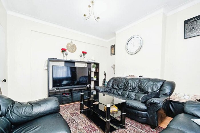 3 Bedroom Terraced House For Sale In Thorpe Road, London, IG11