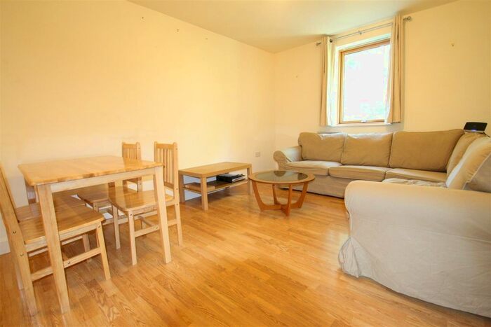 2 Bedroom Flat To Rent In Tay Court, Meath Crescent, E2