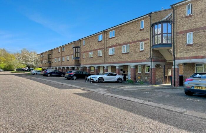 2 Bedroom Apartment To Rent In Woodstock Crescent, Laindon West, SS15