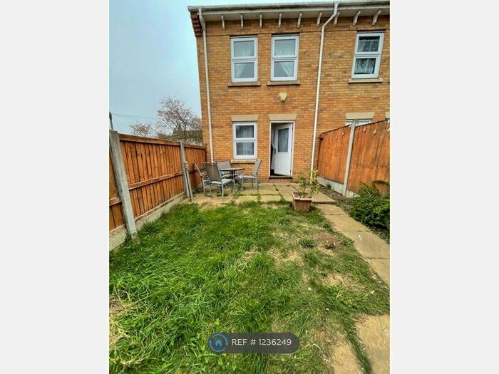 2 Bedroom Terraced House To Rent In Magpie Hall Road, Chatham, ME4