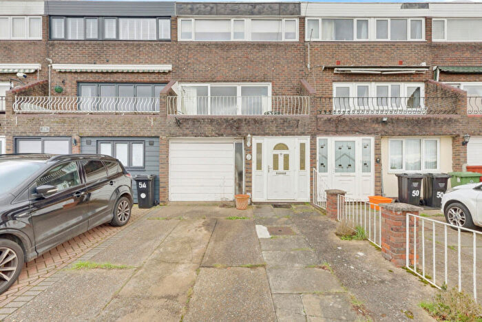 3 Bedroom Terraced House For Sale In Kingswood Road, Basildon, SS16