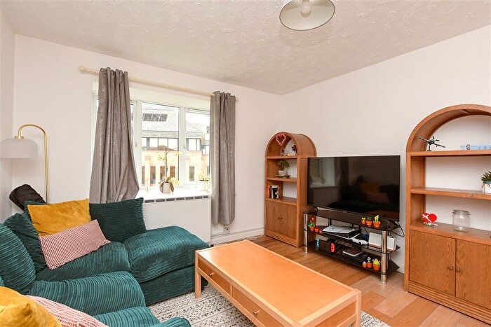 1 Bedroom Flat For Sale In St. George's Close, Horley, Surrey, RH6