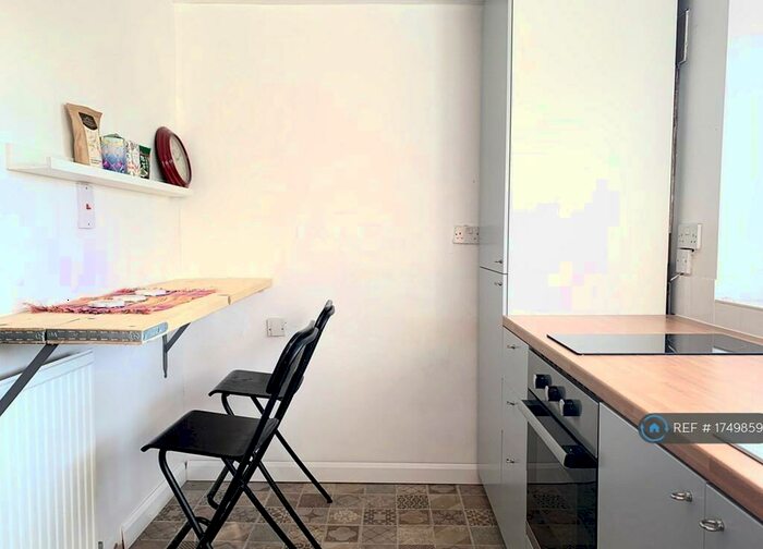 2 Bedroom Flat To Rent In Clytha Square, Newport, NP20