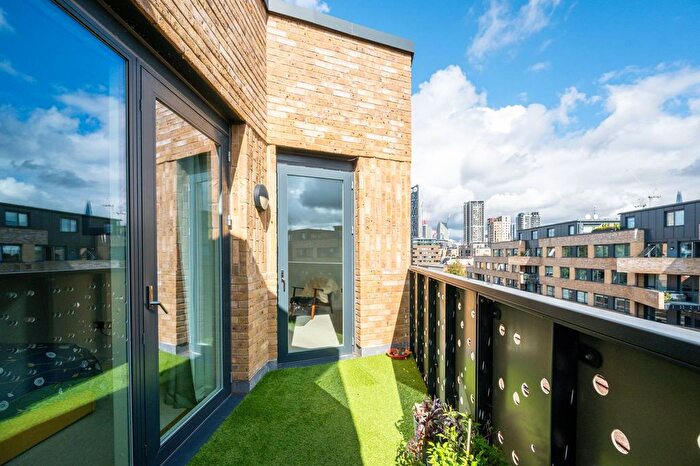 3 Bedroom Flat To Rent In Danson Mews, Elephant And Castle, London, SE17