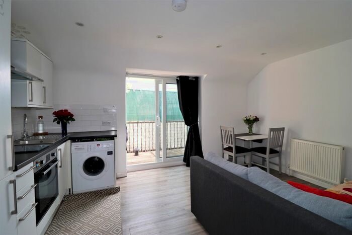 2 Bedroom Flat To Rent In Molesey Road, Hersham, Surrey, KT12