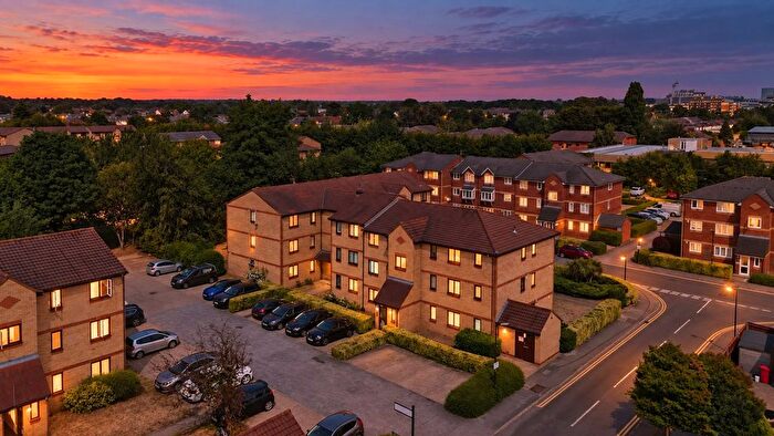 2 Bedroom Flat For Sale In Lowestoft Drive, Slough, SL1