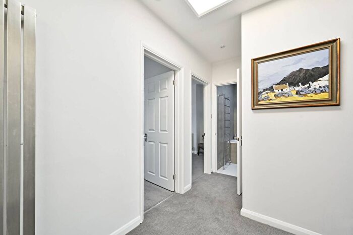 2 Bedroom Flat To Rent In West Hill Road, Southfields, London, SW18