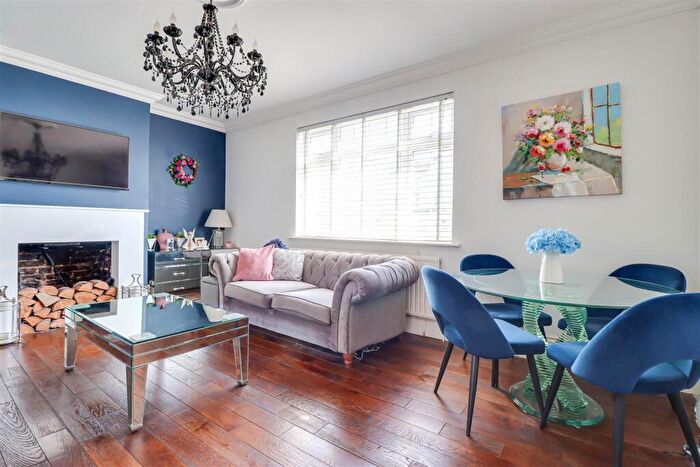 3 Bedroom Flat For Sale In Pall Mall, Leigh-On-Sea, SS9