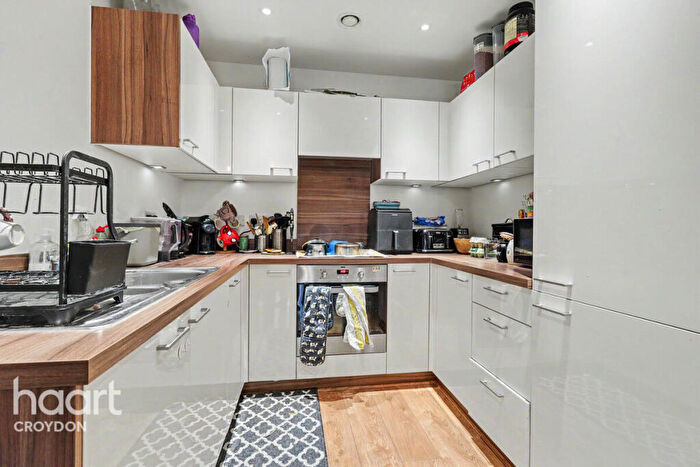 2 Bedroom Apartment To Rent In Cabot Close, Croydon, CR0