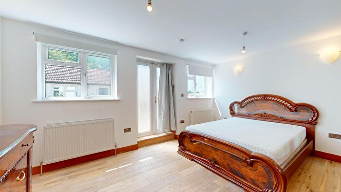 3 Bedroom Flat To Rent In Gunnersbury Avenue, London, W5