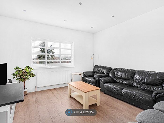 3 Bedroom Flat To Rent In London Road, London, TW7